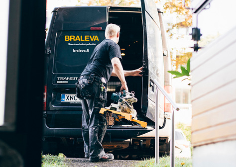 Bralevan remonttimies lastaa työkaluja huoltoautoon