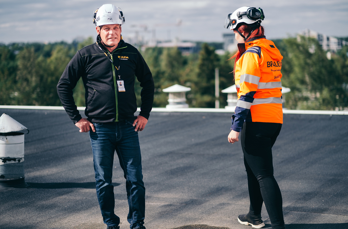 braleva tekniset isännöitsijät tarkastavat kattoa