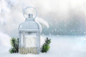 Valkoinen joululyhty valkoisen hangen päällä lumisateessa