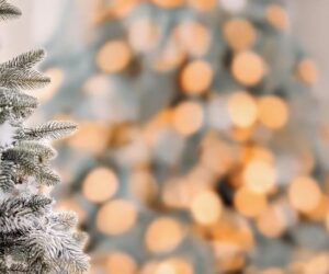 Kaukaisuudessa heijastavat jouluvalot tuovat taloyhtiöihin joulun tunnelmaa